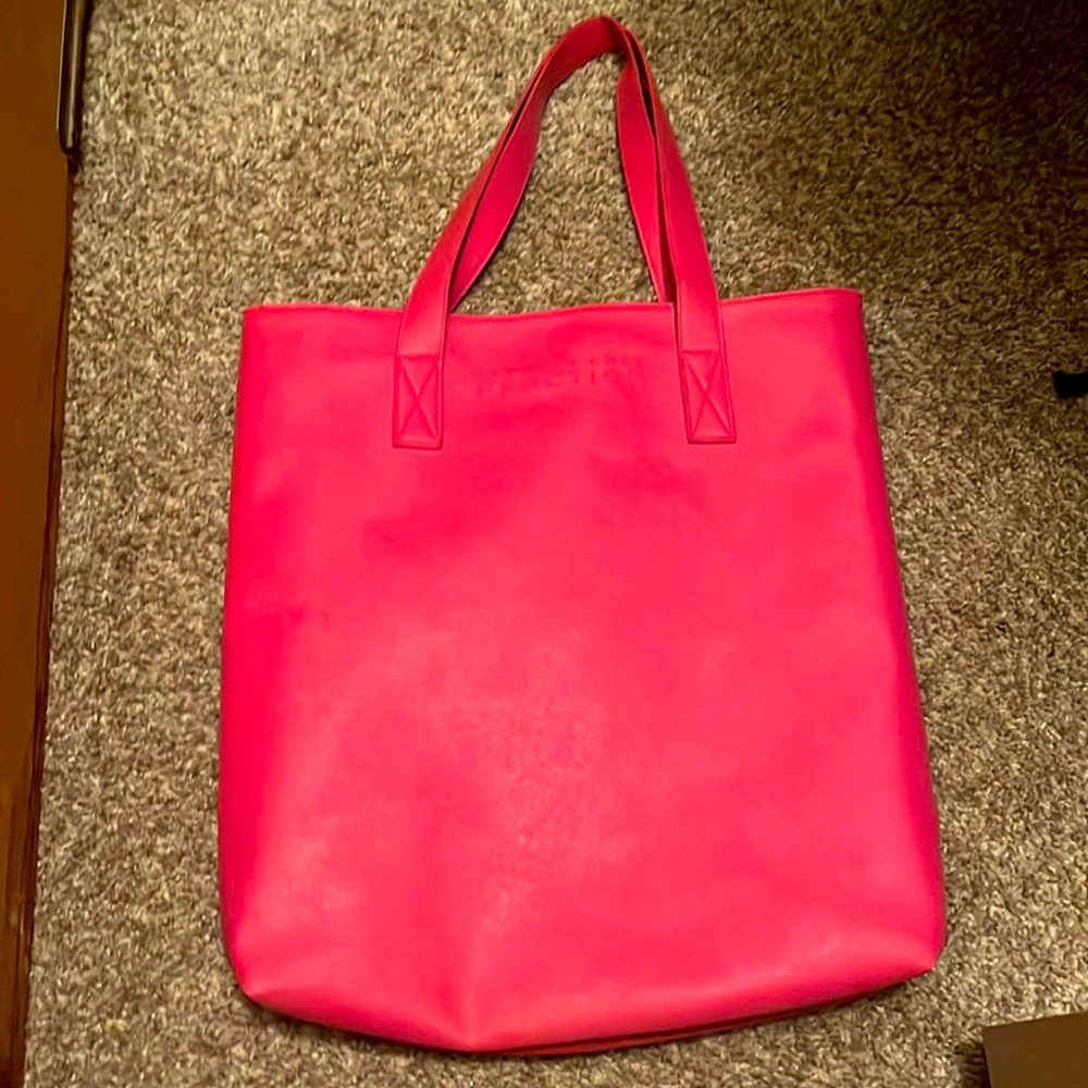 Beautiful Hot pink Kenneth Cole Reaction purse perfect for you or as a gift!
